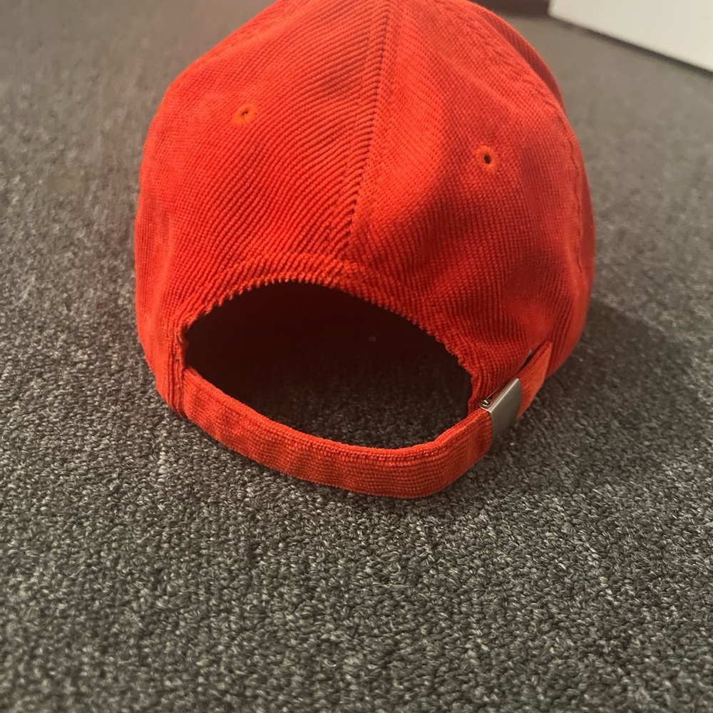 Red cap - Picture 4 of 5